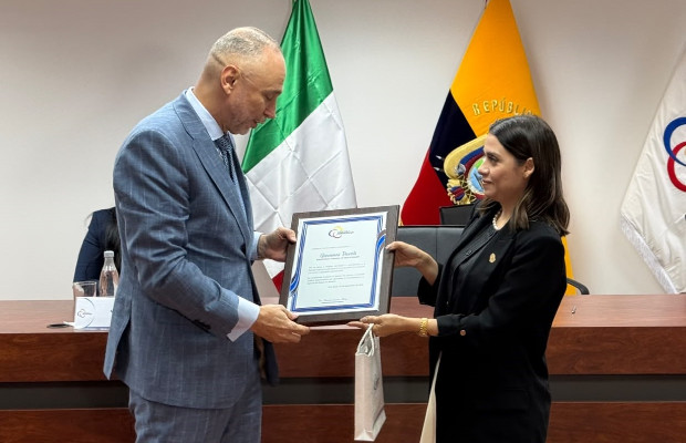 Amb. Davoli riceve riconoscimento CSM dellâEcuador per appoggio antimafia