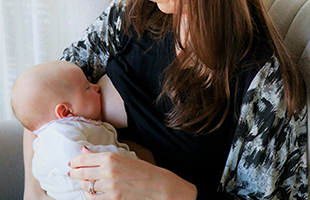 Allattamento al seno, dieci falsi miti da sfatare