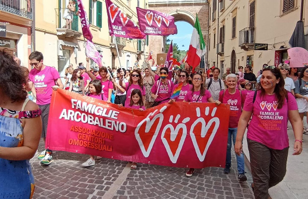 LA FESTA DELLE FAMIGLIE <br> ARCOBALENO IN 12 PIAZZE