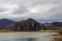 Il borgo retino sulla riva del lago del Turano