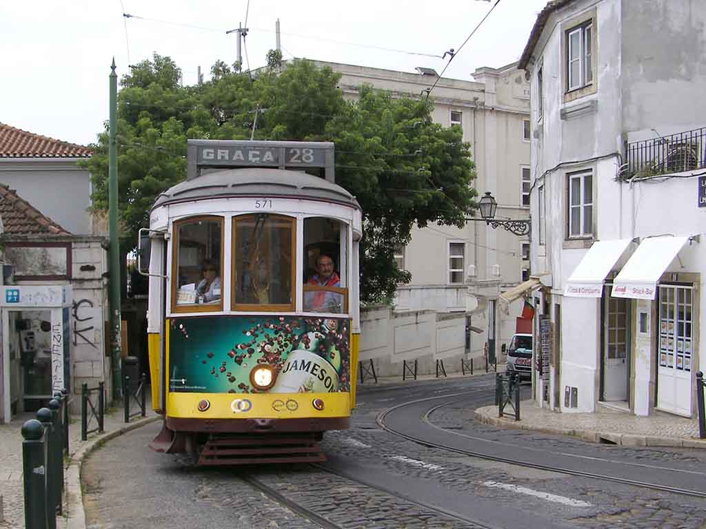 892 - Lo storico tram 28 per le strette vie di Lisbona