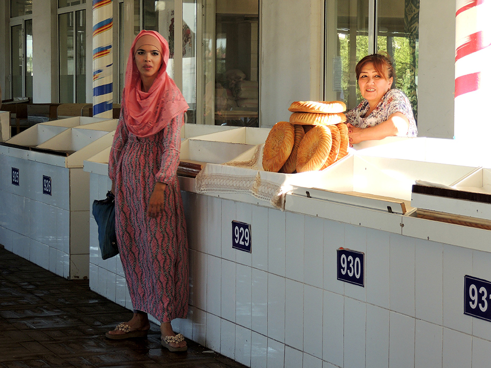 771 - Venditrice di pane nel bazar di Samarcanda - Uzbekistan