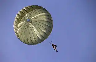 Nel 1912 il primo lancio dal paracadute