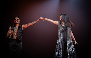 Laura Pausini a sorpresa al fianco di Rauw Alejandro nella tappa europea del  Cosa Nuestra World Tour