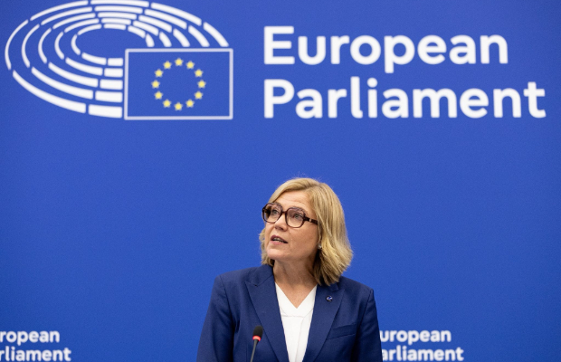 L’UE RACCOMANDA TAGLIO<BR>  FONDI ALLA BIENNALE