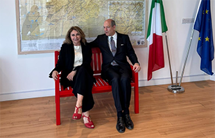 Inaugurata una panchina rossa presso lâAmbasciata dâItalia a Kabul