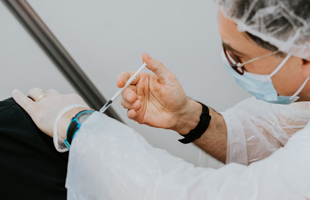 Covid-19: Unife svela nuove strategie per migliorare l'efficacia dei vaccini negli anziani