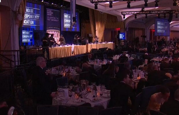 SPARI ALLA CENA DI TRUMP<br>  IL TYCOON IN SALVO