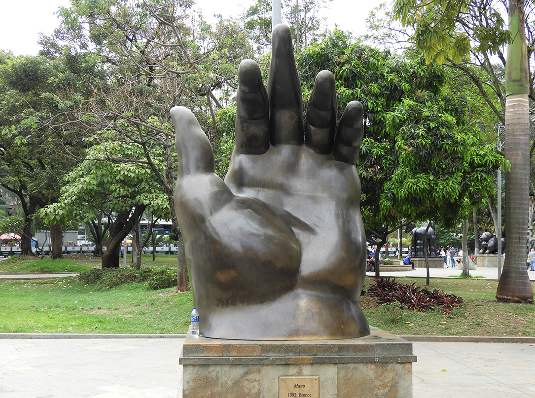 1120 - Mano in piazza Botero a Medellin - Colombia