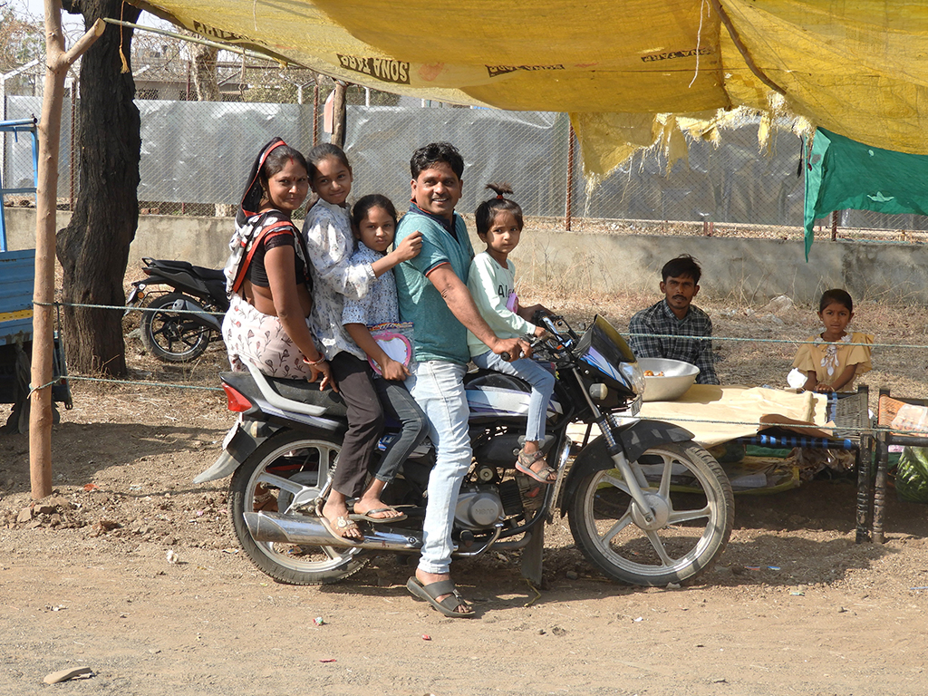 005 - Famiglia al completo in moto - Gujarat