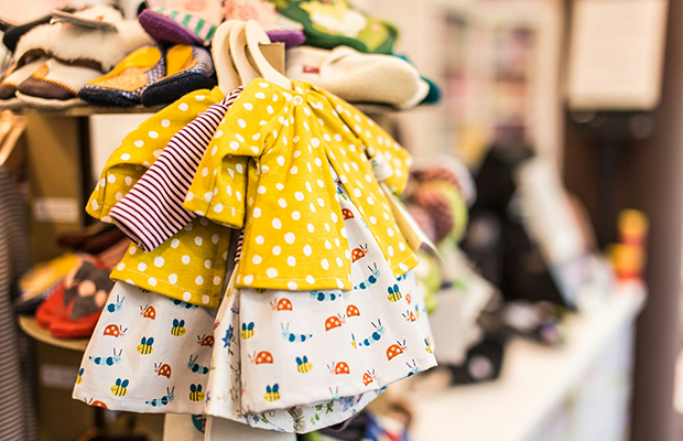 Vestire un bambino, tra autonomia e caos creativo