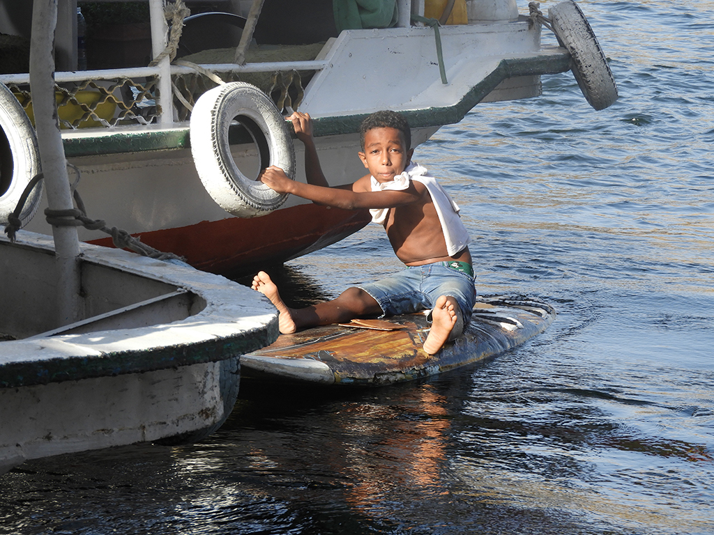 09 - Ragazzo su tavola da surf nel fiume Nilo - Egitto