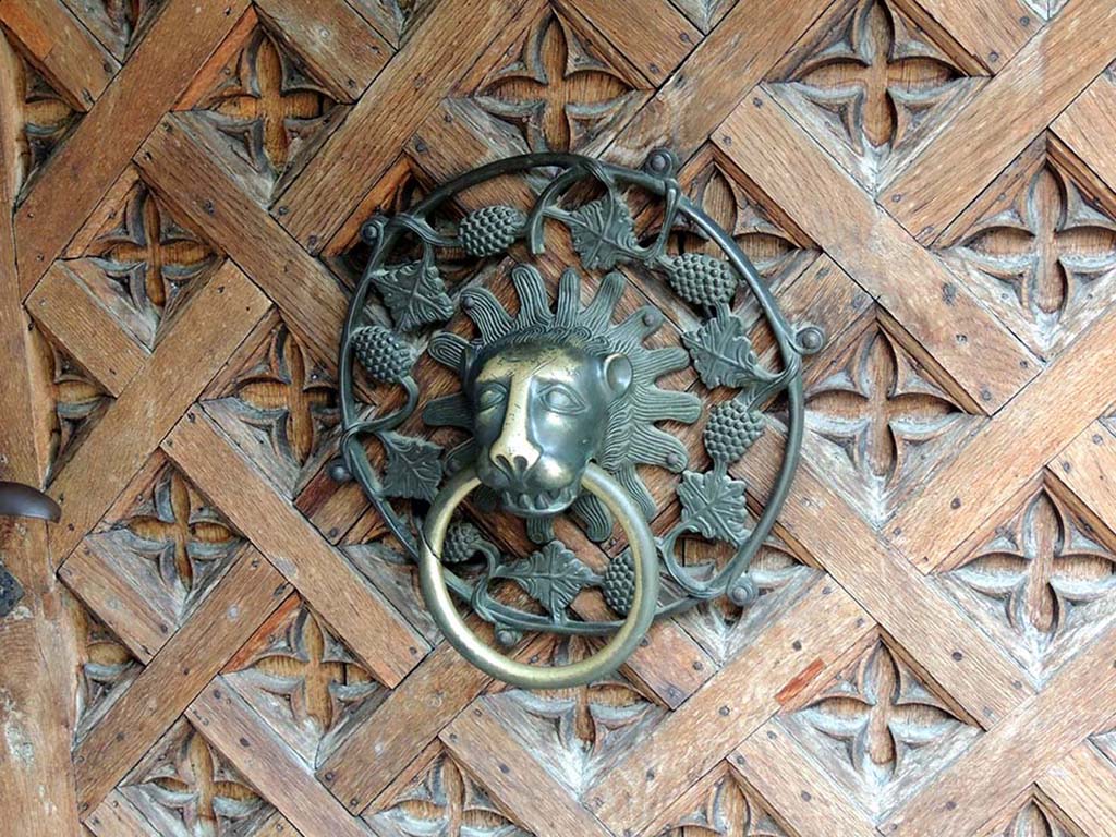 970 - Particolare di una porta all'interno del castello medievale di Malbork - Polonia