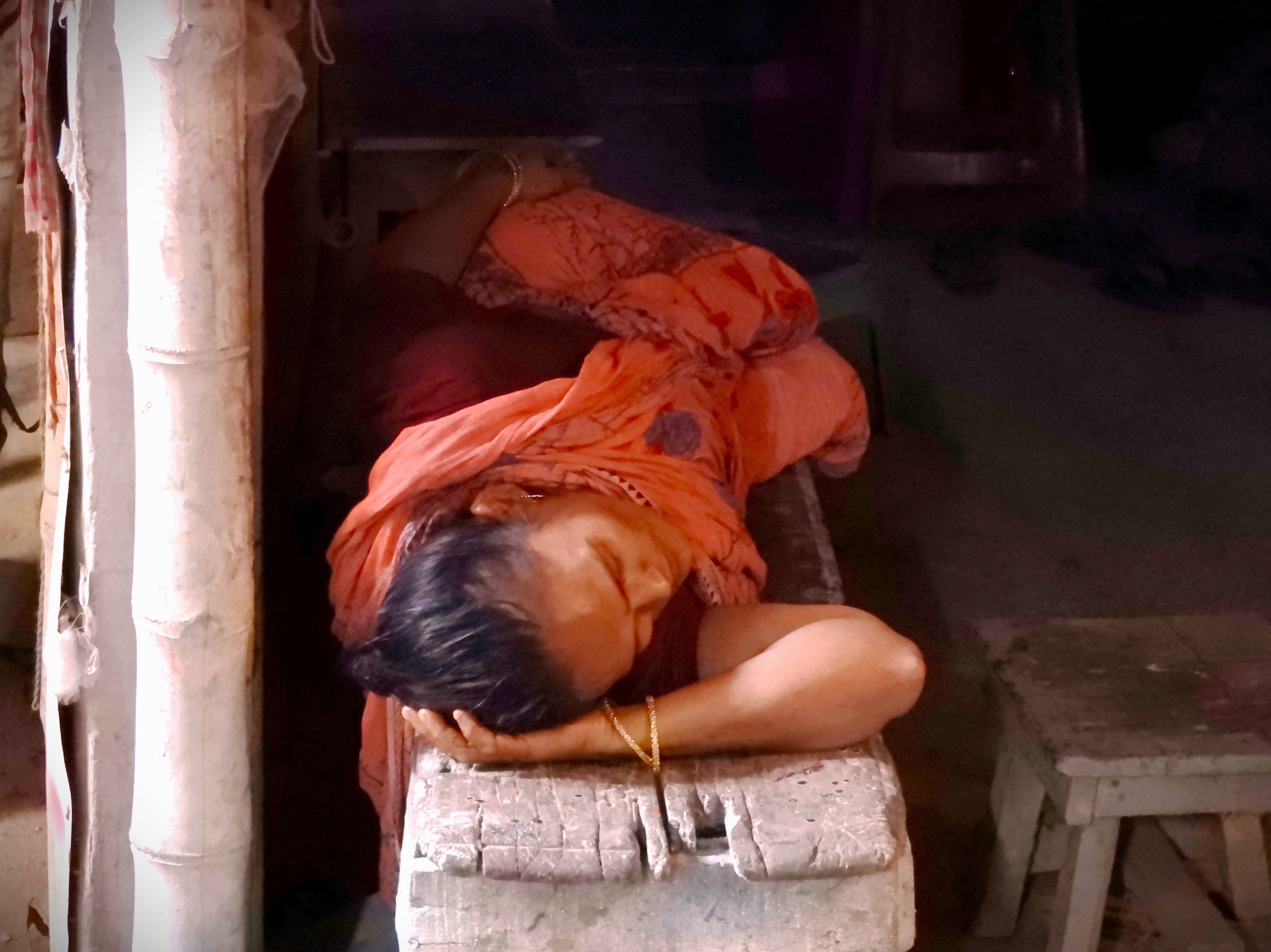 1243 - Donna in relax - India