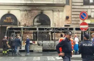 BUS IN FIAMME A ROMA, <br>  PAURA E POLEMICHE