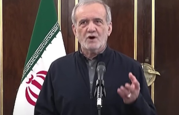 PEZESHKIAN: LâIRAN <BR> SI MANTENGA UNITO  