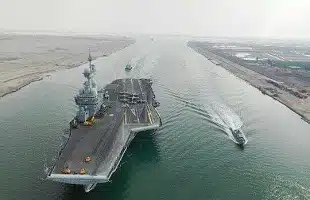 Apre il Canale di Suez