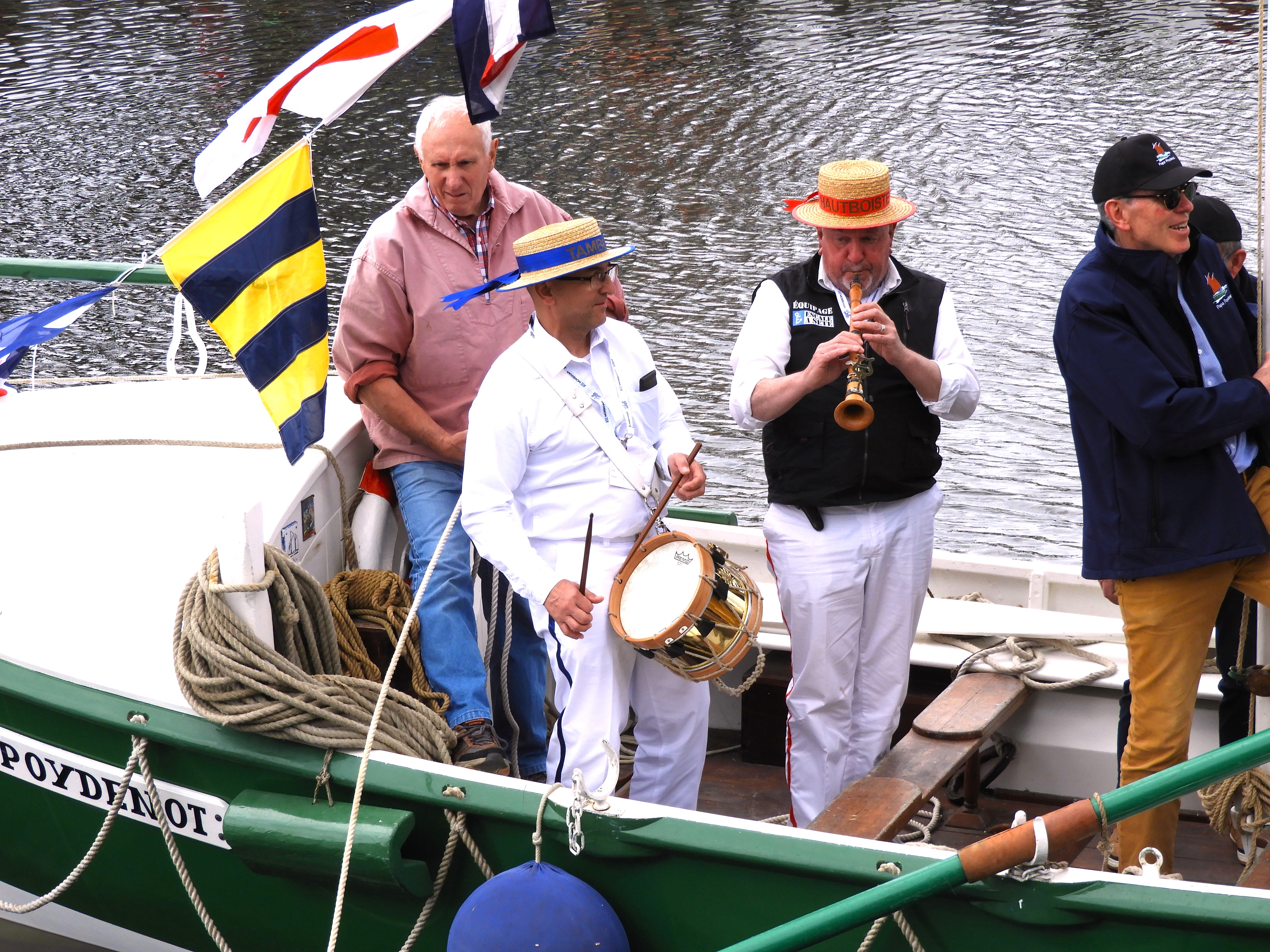 1201 - 019 - Orchestrina su imbarcazione nel porto di Vannes - Francia