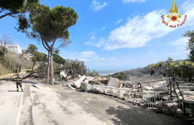 A SILVI SFOLLATI E SCUOLE <br> CHIUSE DOPO LA FRANA