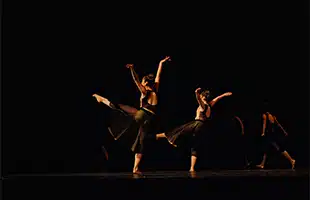 Lo spettacolo Girugiru chiude il Festival culturale di danza contemporanea in Algeria