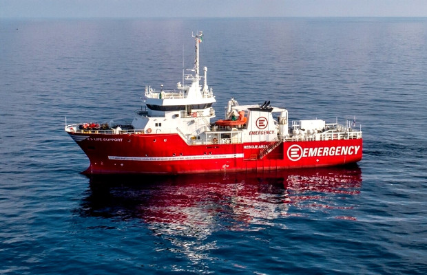 FERMO NAVI LEGITTIMO <br> MA SALVARE Eâ DOVERE