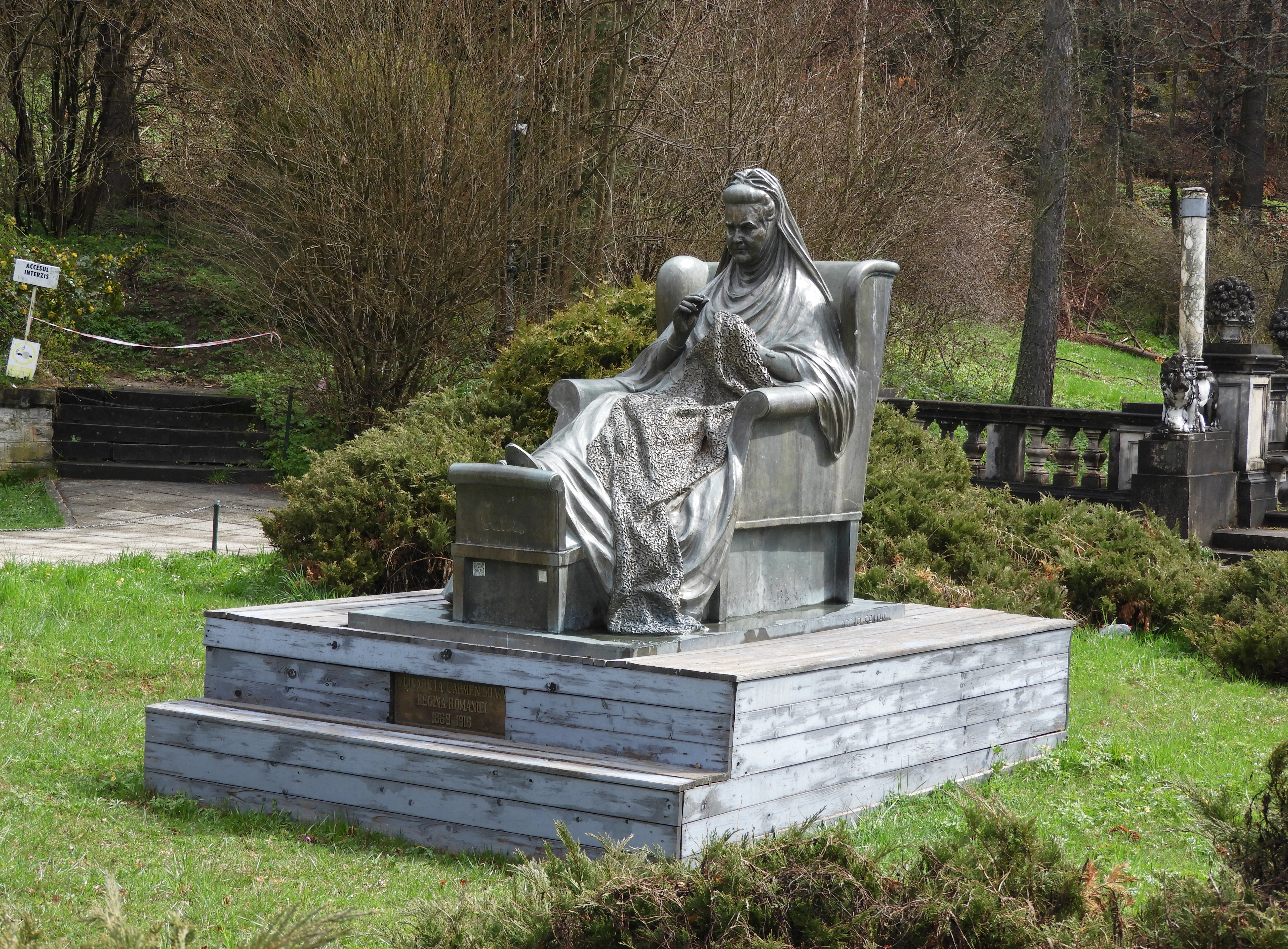 24 - Nel giardino del Castello di Peles nella localitÃ  montana di Sinaia - Romania 