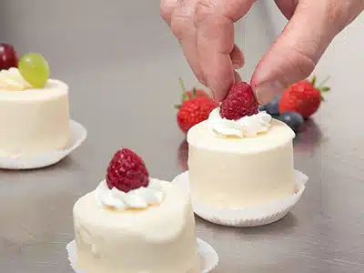 INSEGNA AI GIOVANI GHANESI LA PASTICCERIA ITALIANA