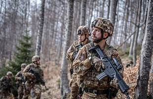 Paracadutisti italiani in azione nel sud del Kosovo