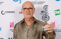 A Ludovico Einaudi l'Innovation in Music Award agli O2 Silver Clef Awards. Due O2 Arena sold out
