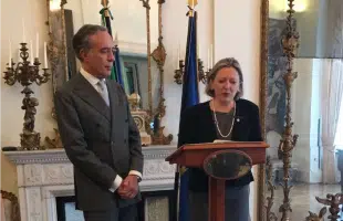 Art, Roberta Cremoncini is awarded the knightohood f the Order of Merit