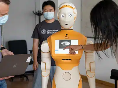 INTELLIGENZA ARTIFICIALE: ECCO ARI, IL ROBOT NATO PER SOCIALIZZARE