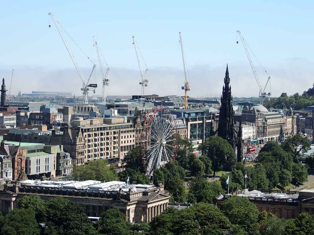 641 - Panorama di Edimburgo tra nebbia e gru - Scozia