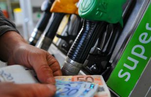 CARBURANTI: DA INIZIO ANNO +12,7% BENZINA, 220 EURO ANNUI