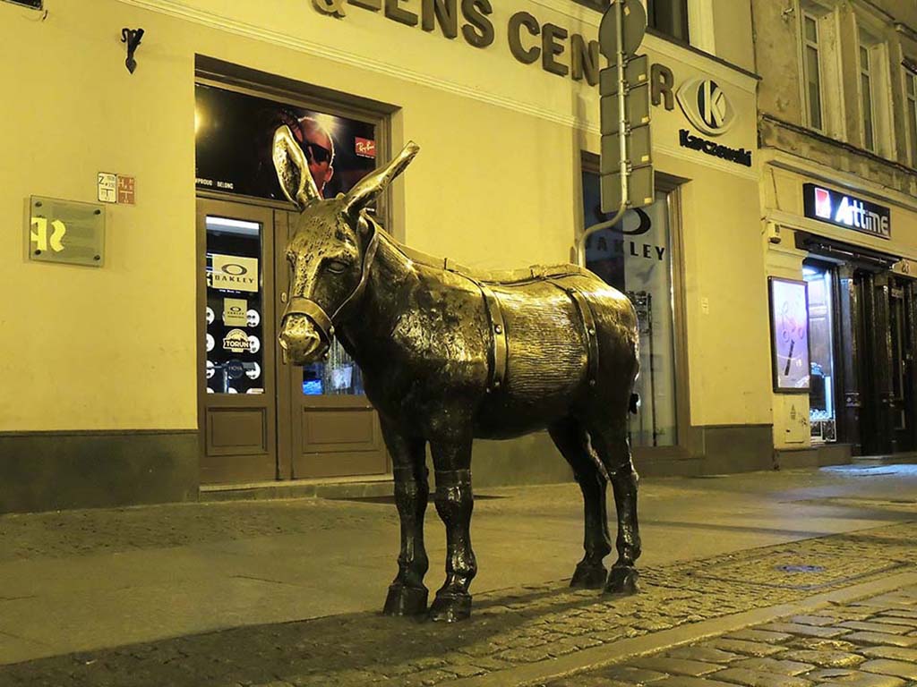 976 - Statua bronzea di asino lungo le strade di Torun - Polonia