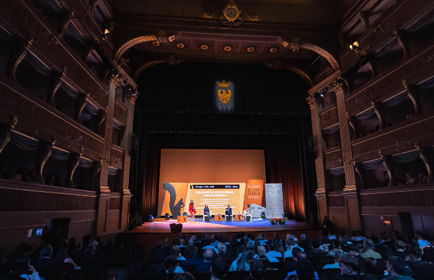 LA KERMESSE SI APRE <BR> PARLANDO DI GIOVANI