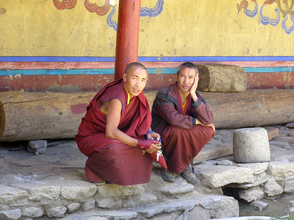 385 - Monaci presso monastero di Gyantse