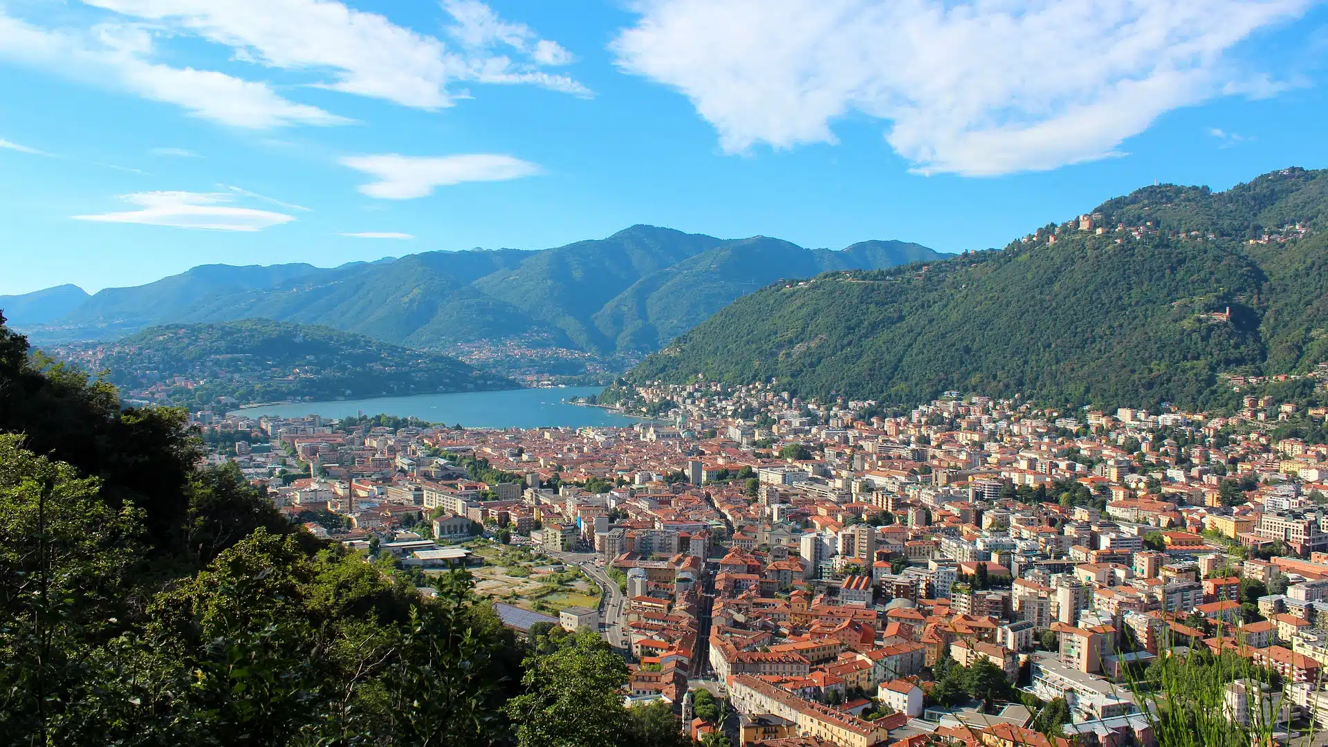 Como, una passeggiata sul lago amato dal cinema