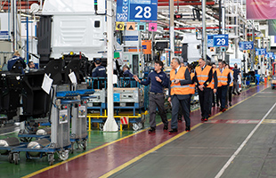 Visita dellâambasciatore Giuseppe Buccino Grimaldi allo stabilimento Iveco a Madrid 