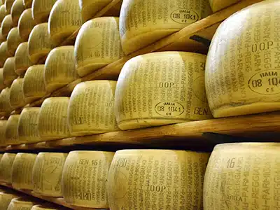 EXPORT: PARMIGIANO REGGIANO âIMMUNEâ AL COVID 