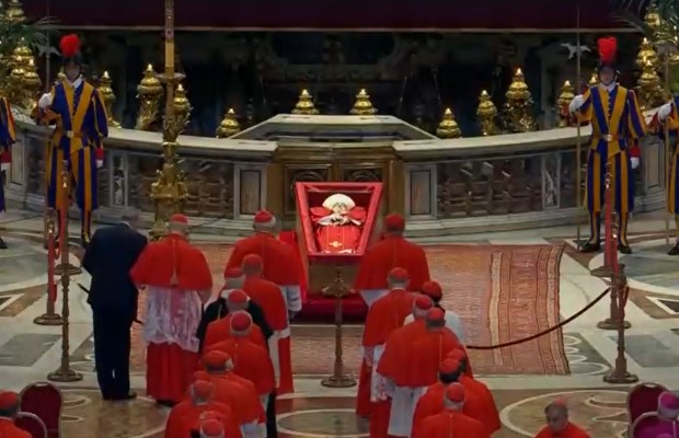 PAPA, DOMANI I FUNERALI <br> UE:  NESSUN BILATERALE 
