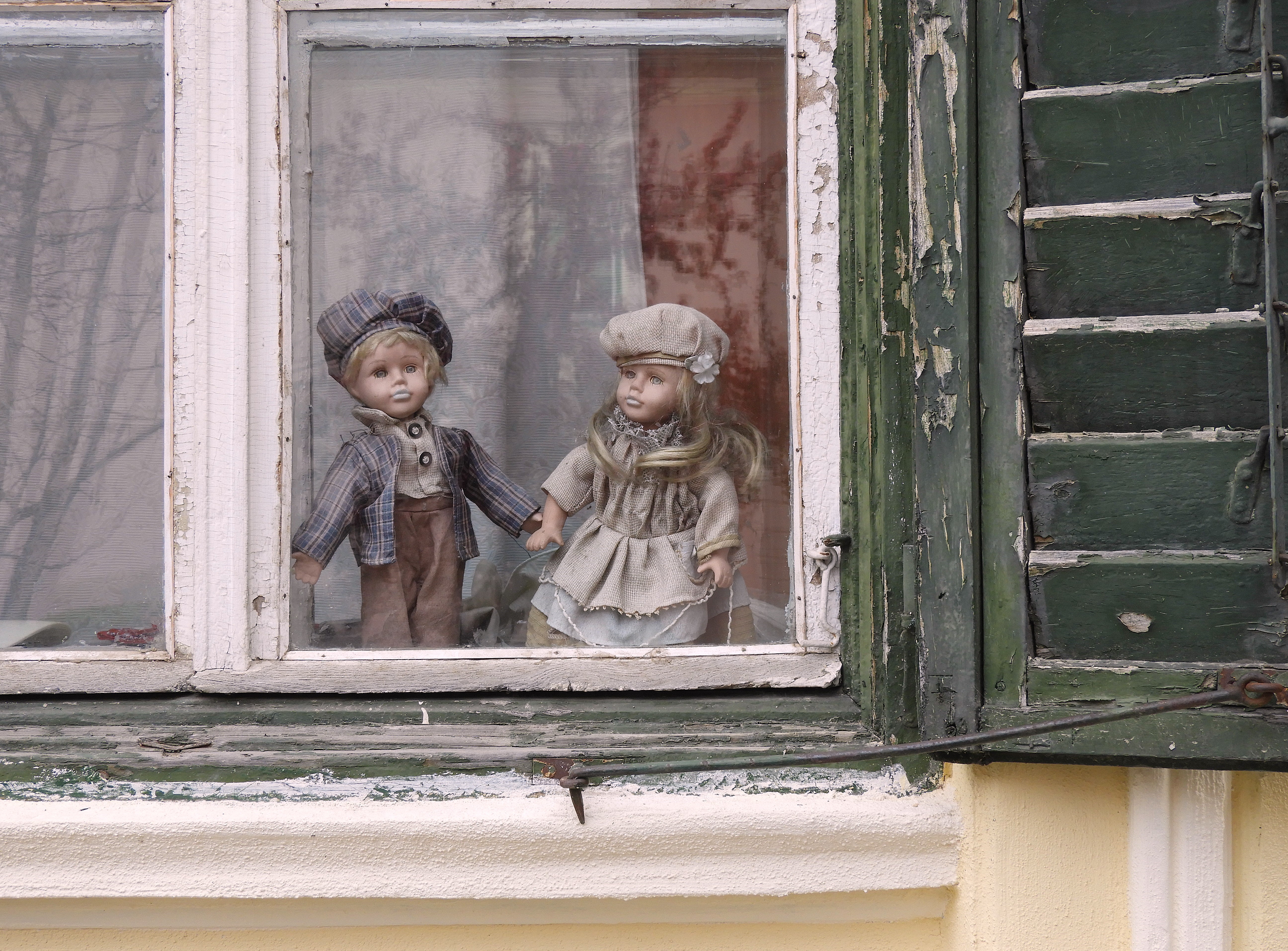 06 - Bambole in stile vintage esposte su finestra a Sibiu - Romania 