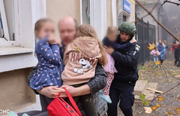KIEV, I DRONI RUSSI <BR> COLPISCONO UN ASILO