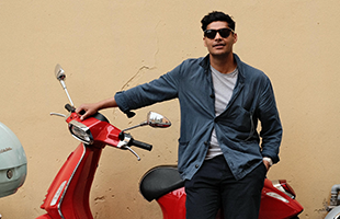 The Travel Show su BBC News visita la Toscana per il compleanno della Vespa 