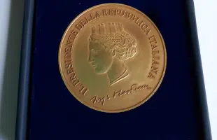 Ai Lucchesi nel mondo <br> medaglia di rappresentanza <br> dal Capo dello Stato