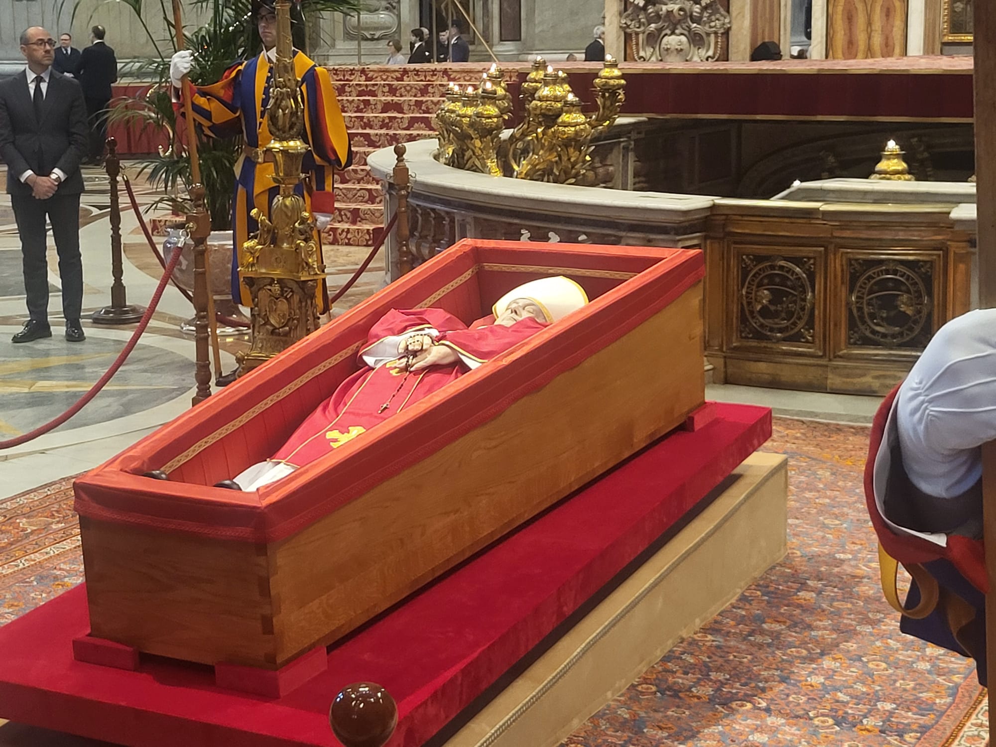 PAPA, A SAN PIETRO <BR> LâOMAGGIO DEI FEDELI