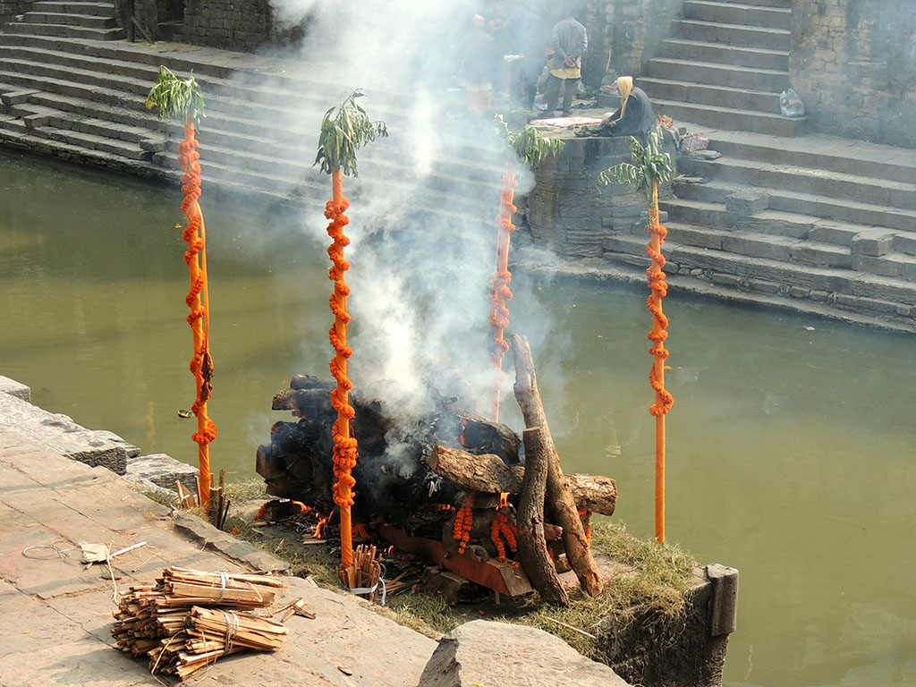 928 - Pira di cremazione secondo i riti indu nel tempio di Pashupatinah a Kathmandu