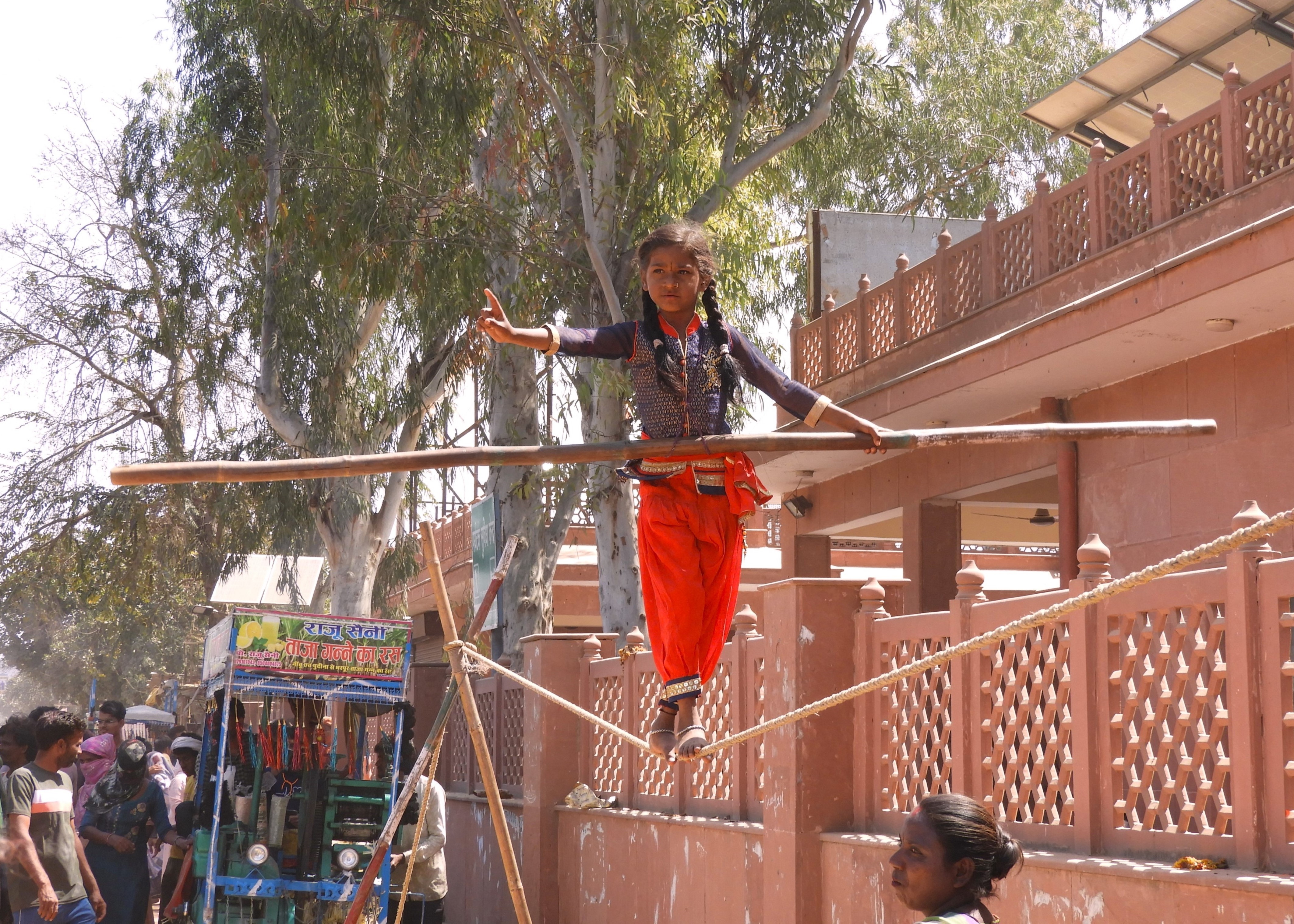 1235 - Funambola a Barsana - India