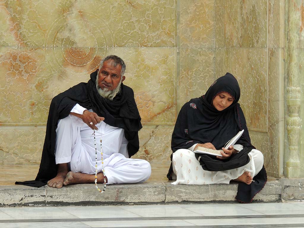 704 - Fedeli presso il santuario Hazrat e Masumeh di Qom - Iran