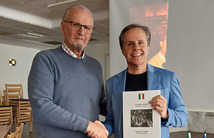 Il giornalista Emilio Buttaro conquista Stoccolma con il racconto di quattro decenni di carriera