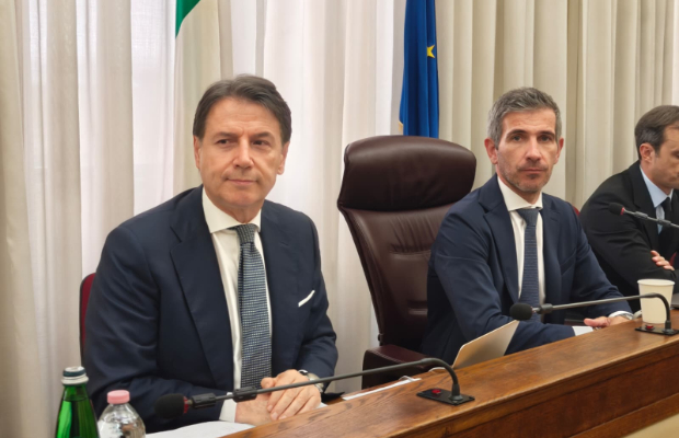 COVID, CONTE ATTACCA <br> SULLE MASCHERINE 